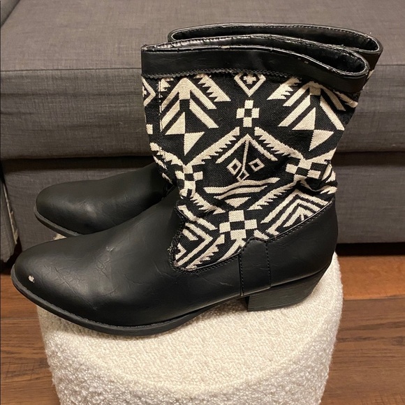 Qupid Black and White Patterned Ankle Booties - Picture 3 of 4